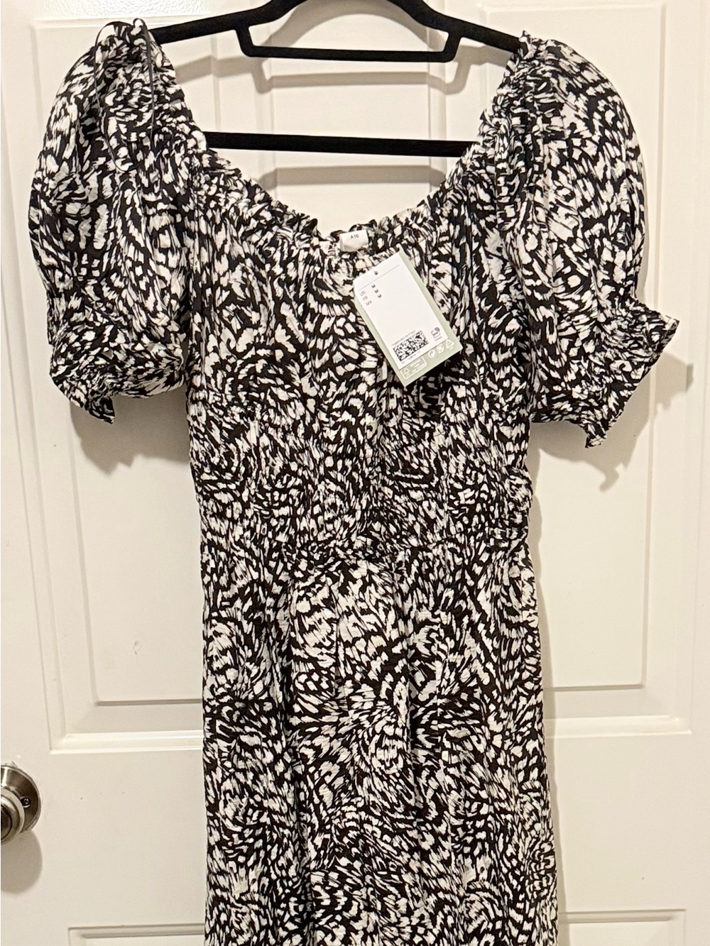 H&M Black and White Puff-Sleeve Midi Dress